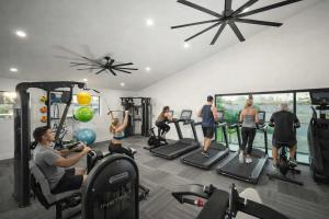 Unique 2BD - Parking, Gym, Pool - Sleeps 8 - 5Min Casino