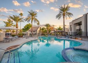 Unique 2BD - Parking, Gym, Pool - Sleeps 8 - 5Min Casino
