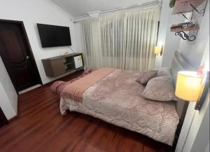 HABITACION MODERNA CON PARQUEO y WIFI