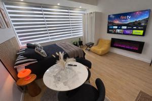 Boho Studio Downtown Rogers Views Heated Parking