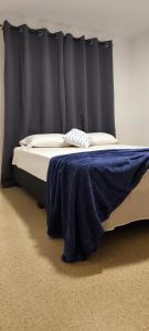 Habitación con baño privado y cama nueva doble en parque principal