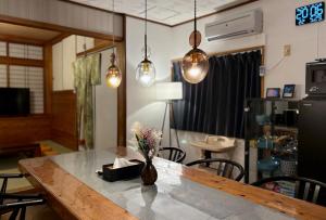 ZenAbode Onna 8 min walk to the beach BBQ in the large garden