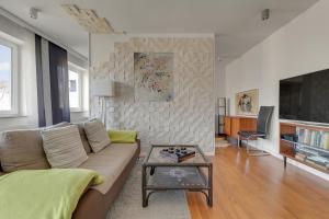 Nadmorski apartament z tarasem przy plaży by Grand Apartments