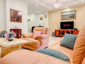 Classic 4-Bedroom Landed House near Ipoh Town with Free Netflix & WiFi