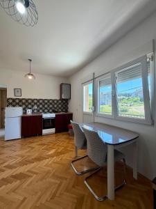 Entire 1-bedroom apartment with free parking