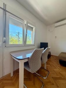 Entire 1-bedroom apartment with free parking