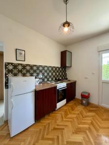 Entire 1-bedroom apartment with free parking