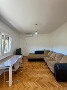 Entire 1-bedroom apartment with free parking
