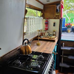 Canal Boat Experience in Little Venice for Family & Friends