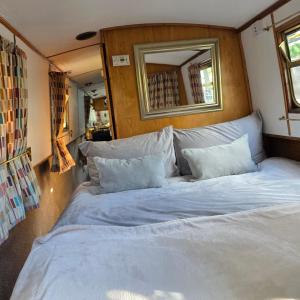 Canal Boat Experience in Little Venice for Family & Friends