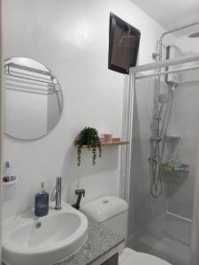Relaxing Condo with Pool and Balcony Near Cebu Airport