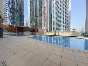 Free Housekeeping - StayShort - Stylish 2BR in Dubai Marina with Pool
