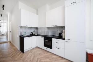 Kilińskiego Downtown Chic Apartment by BookingHost