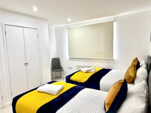 2 Bed, 2 Bath, Ground Floor Whole Apartment with Parking, Near Central London & Stratford, Close to Station, Zone 2