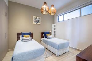 Ocean View Luxe Condo, 3BR 3BA, 5 minutes to Medano!