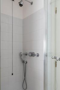 Spacious Liberty Villa Apt - Top floor