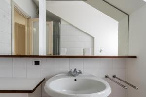 Spacious Liberty Villa Apt - Top floor