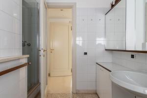 Spacious Liberty Villa Apt - Top floor