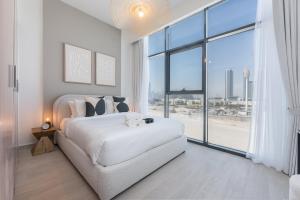 Free housekeeping visits during your stay - StayShort - Modern Meydan 1BR in Azizi Riviera
