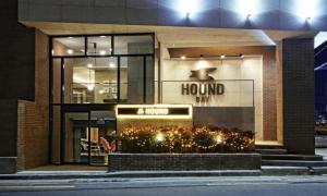 Bay Hound Hotel