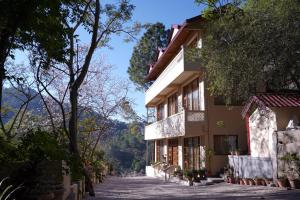 Mansaayan Villa by Aurella Hospitality-3BHK Luxury Valley View Villa in Kasauli with Private Pool, Treehouse & 70 inches Smart TV Bar Lounge