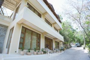 Mansaayan Villa by Aurella Hospitality-3BHK Luxury Valley View Villa in Kasauli with Private Pool, Treehouse & 70 inches Smart TV Bar Lounge