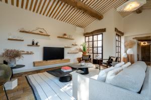Villa de charme, avec piscine chauffée et vue panoramique sur Gordes à quelques minutes à pied du village