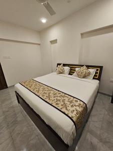 Private Room in Apartment near BKC