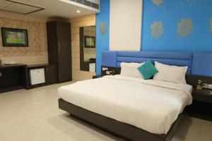 Tree Hotel & Banquets