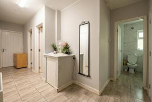 Bright Three Bedroom Home with Free Parking and WiFi