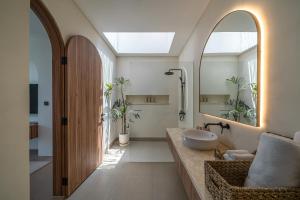 Altara Villa Umalas - Stylish 4BR Villa with Patio & Balcony in Umalas