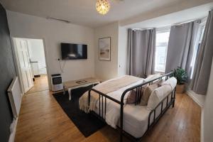 Large 5 Bedroom Home, Town Centre, Bike Park Wales