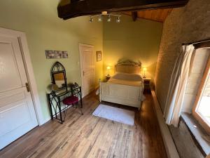 Spacious courtyard cottage