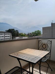 Moderno bilocale con aria condizionata, balcone e parcheggio gratuito a Trento