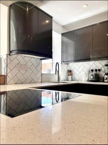 Tranquil Turquoise - 3 Bed House With Parking