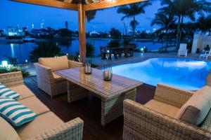 Tropical Waterfront Family Entertainer Pet friendl