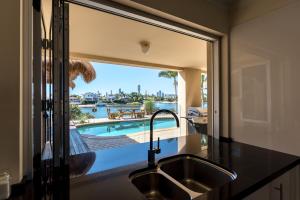 Tropical Waterfront Family Entertainer Pet friendl