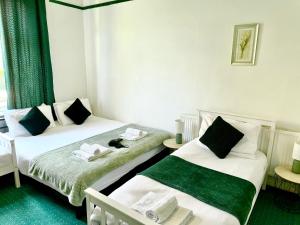 Chic victorian 1 bed flat - sleeps 4 - free parking - pet friendly