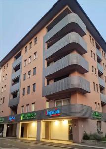 VARESE PRIME - Air Conditioning, 2 parking, 2 baths, City Centre, 200mt Villa Esengrini Montalbano, NO Keybox