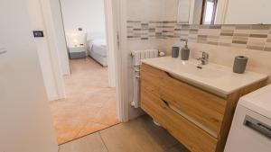 The House in the Vineyard - Italian Homing