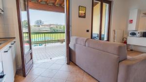 The House in the Vineyard - Italian Homing