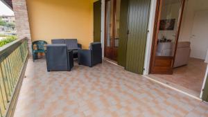 The House in the Vineyard - Italian Homing