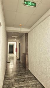 Bright Skyline Apartment - Walk to Metro