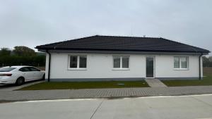 Moderný dom s kuchyňou, záhradou a parkovaním