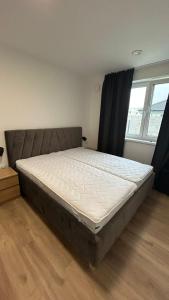 Moderný dom s kuchyňou, záhradou a parkovaním