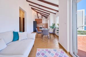 Modern 2BR Flat - 5 Minutes from the Beach