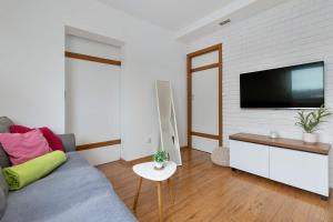 Funkcjonalny Apartament Blisko Klifu Redłowskiego w Gdyni by Noclegi Renters