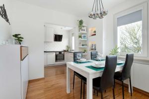 Funkcjonalny Apartament Blisko Klifu Redłowskiego w Gdyni by Noclegi Renters