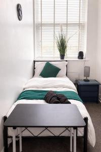 3-Bedroom Salford Apartment, Free Parking, 14 Min to City Centre By Kammili Properties