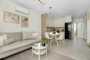 Air-Conditioned Apartment with Parking and Balcony by Noclegi Renters